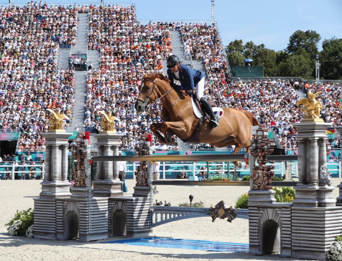découvrez comment le château de versailles s'est transformé en un terrain spectaculaire pour des compétitions équestres de renom, alliant histoire et passion du cheval.