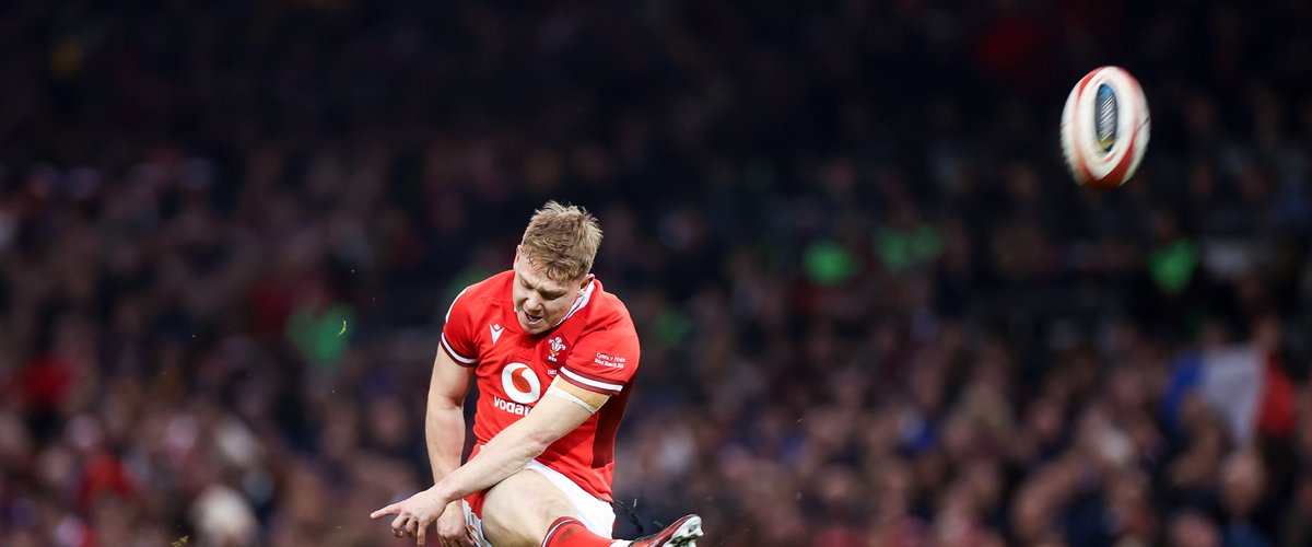 costelow écarté par le pays de galles pour le prochain match contre l'irlande, une décision qui impacte la composition de l'équipe galloise.